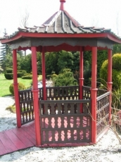 Chińska altana w ogrodzie japońskim